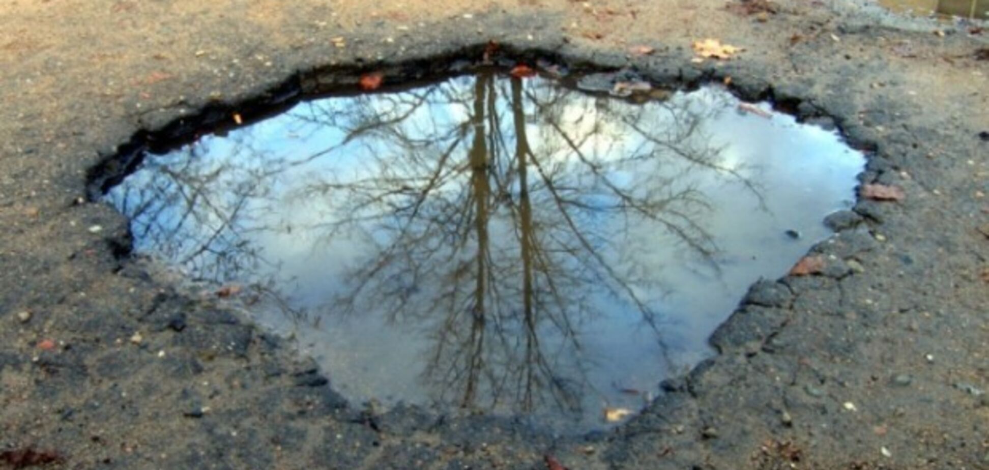 'Обалдеть!' В России асфальт клали прямо в лужу. Видео