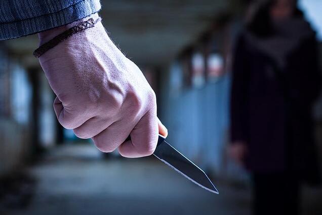 У Кривому Розі неадекватний чоловік поранив двох людей. Фото