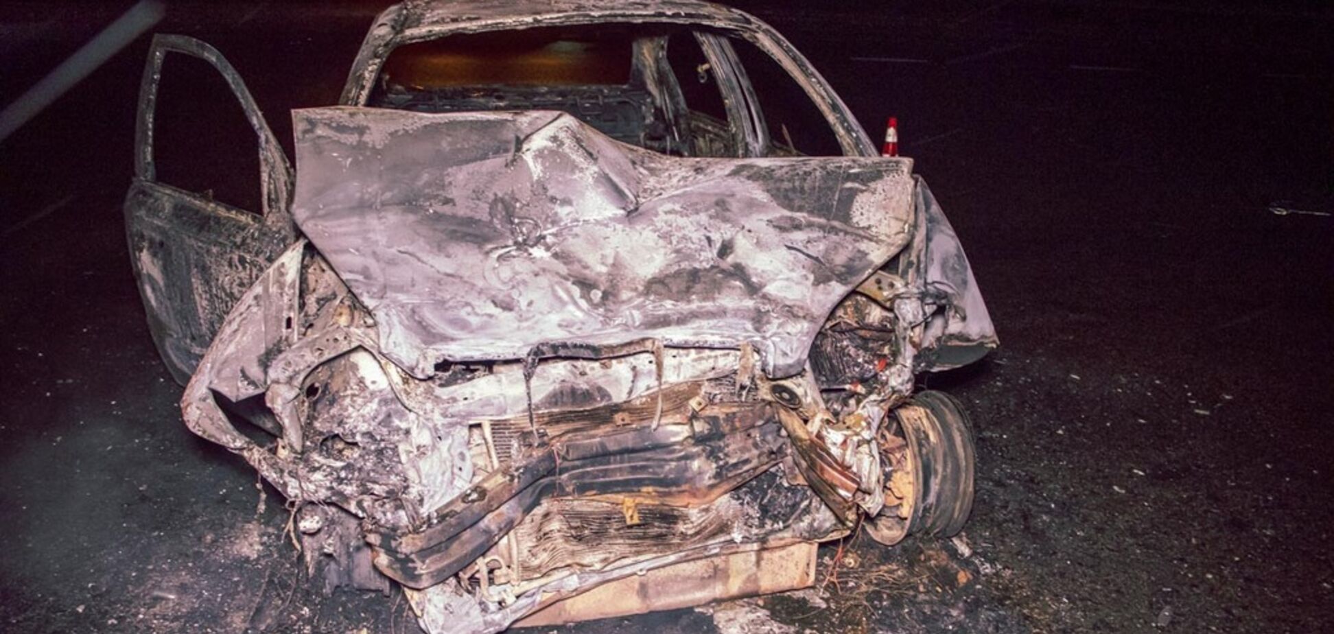 Авто згоріло дотла: під Києвом трапилася страшна ДТП. Фото і відео