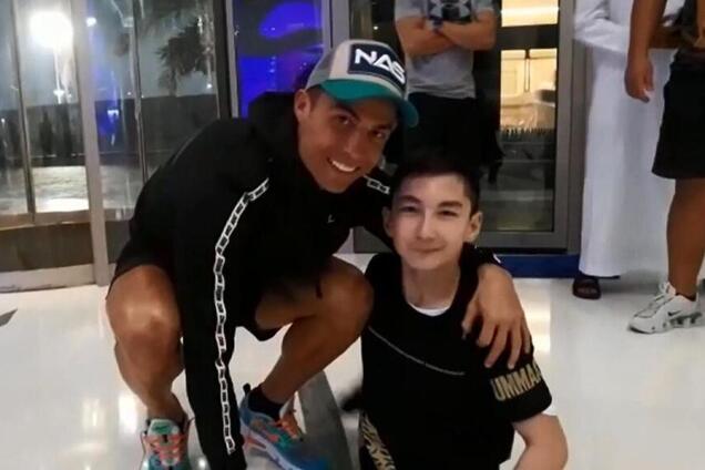 Роналду сыграл в футбол с известным мальчиком без ног – видео