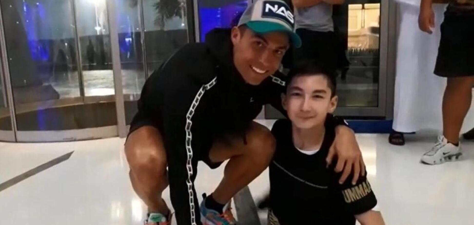 Роналду зіграв у футбол з відомим хлопчиком без ніг – відео