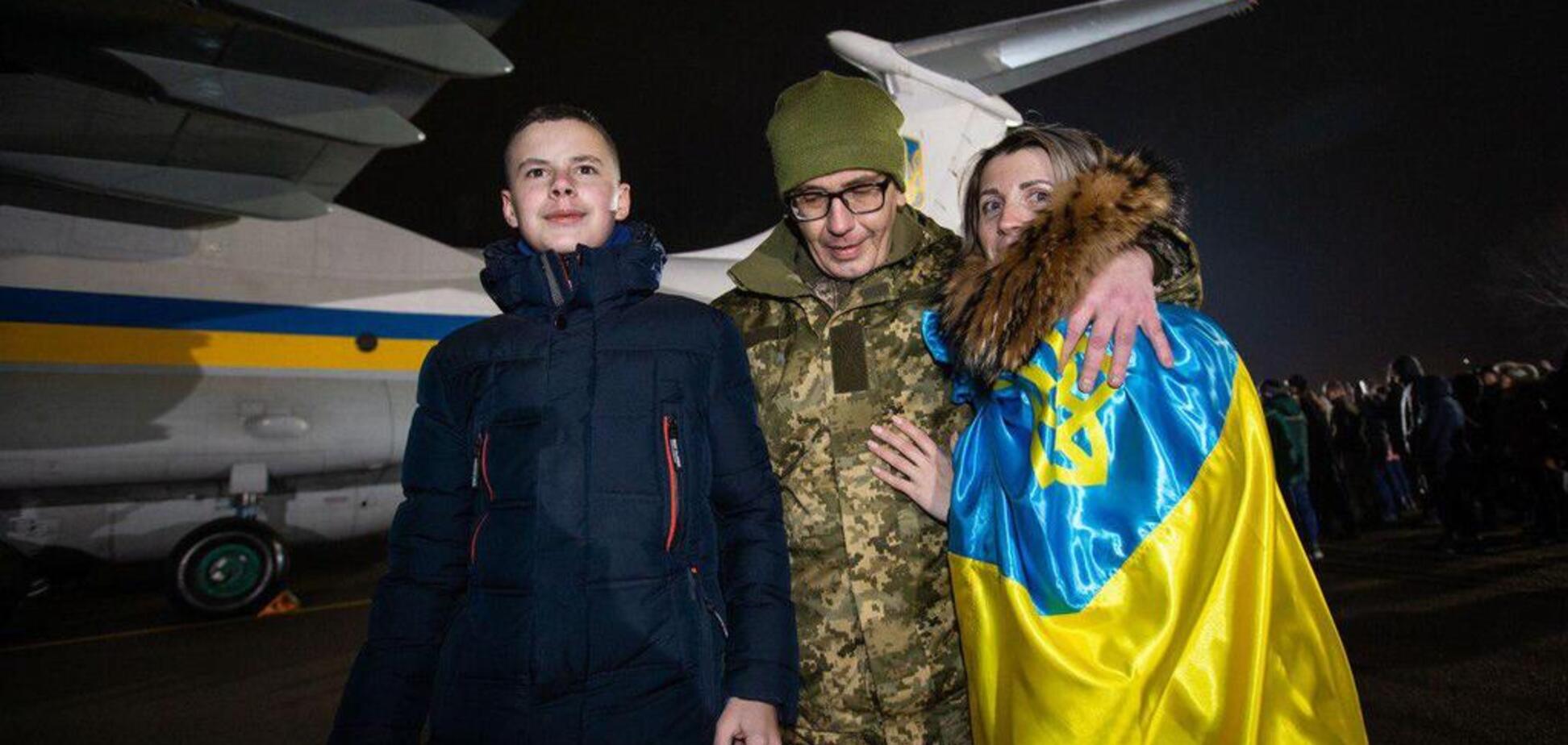 Україна 'витягла' з 'Л/ДНР' полонених: у Зеленського показали зворушливі фото