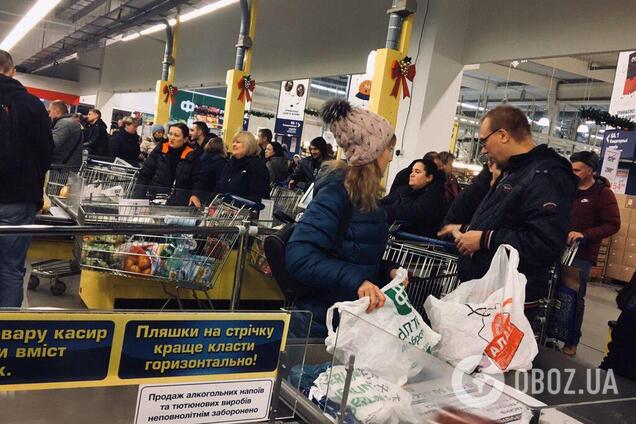 Как днепряне "разносят" супермаркеты перед праздником. Фото