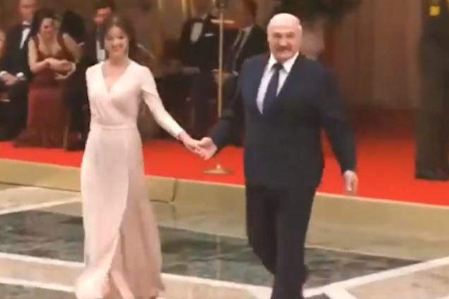 Змінив партнерку: Лукашенко засвітився на публіці з новою дівчиною. Фото і відео