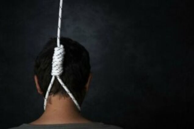 Висел на карнизе: в Кривом Роге нашли труп мужчины. Фото 18+