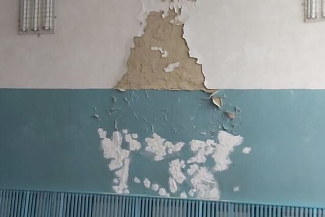 На Київщині в школі спалахнув скандал через аварійний дах