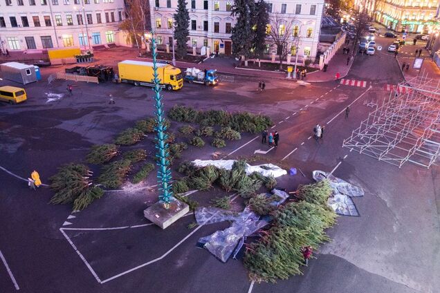 У центрі Києва почали збирати ще одну новорічну ялинку: приголомшливі фото