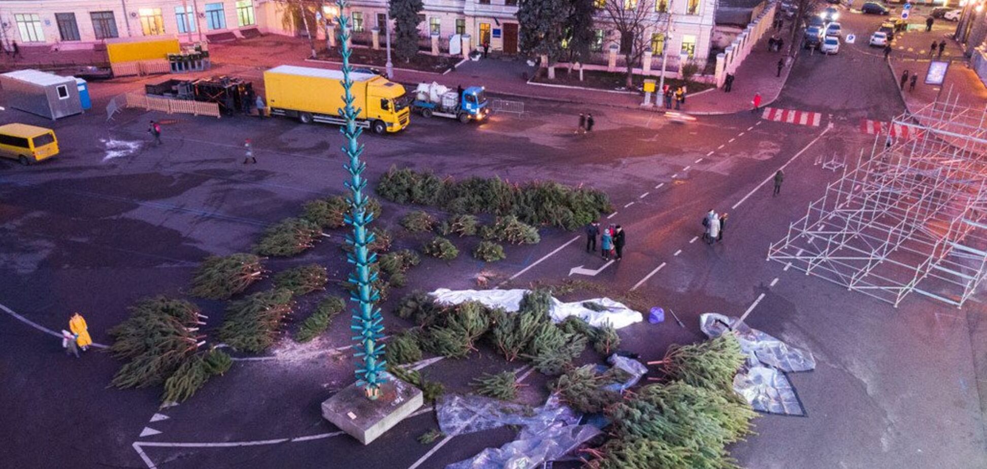 У центрі Києва почали збирати ще одну новорічну ялинку