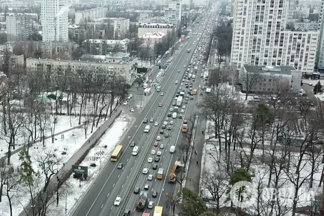 Затори в Києві показали з висоти пташиного польоту: приголомшливе відео