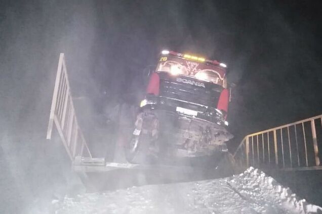 В России под грузовиком мост сложился пополам: страшные фото