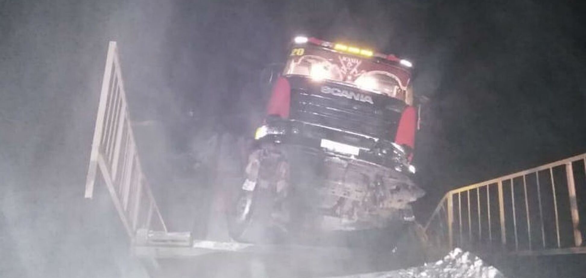 В России под грузовиком мост сложился пополам: страшные фото