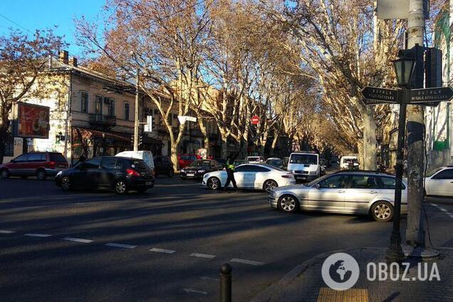 Пожежа в коледжі спровокувала транспортний колапс у центрі Одеси: де перекрито