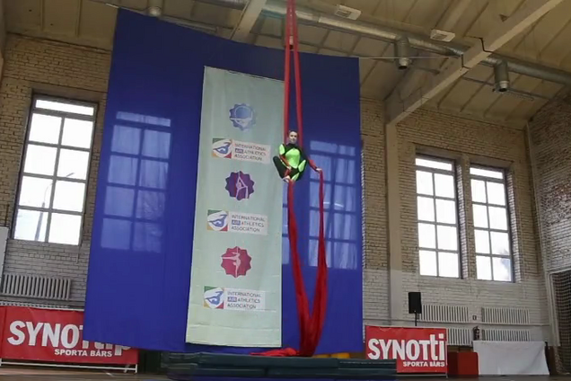 Російська гімнастка зірвалася з висоти, зламавши хребет - жахливий момент потрапив на відео