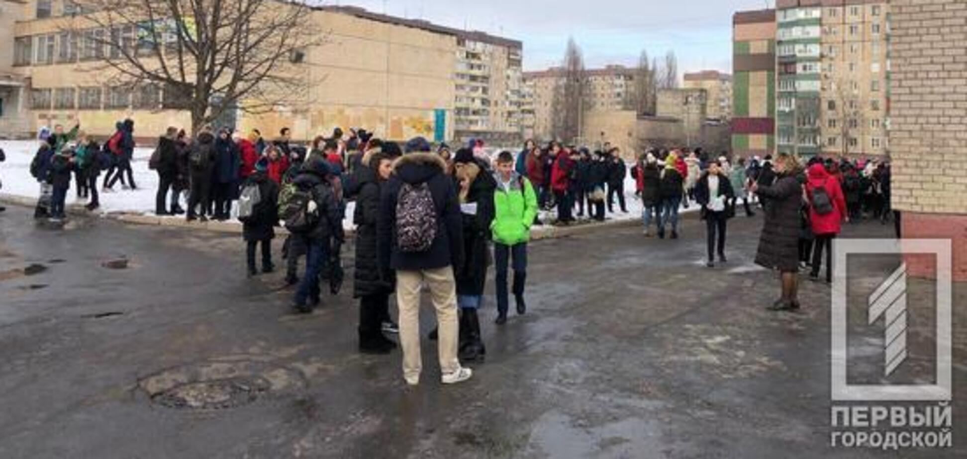 В Кривом Роге загорелся лицей с 800 учениками внутри