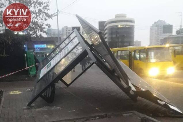 В Киеве заметили 'уставшую' остановку