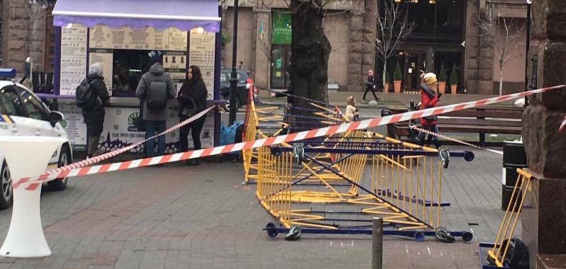 В центре Киева металлическая конструкция обвалилась и травмировала женщину