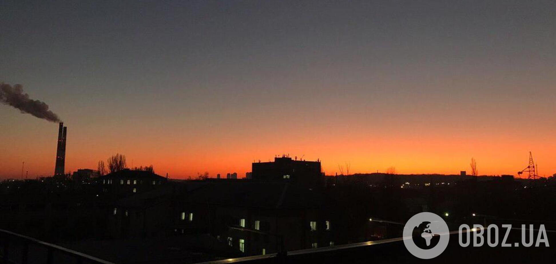 У Києві небо стало червоно-помаранчевим