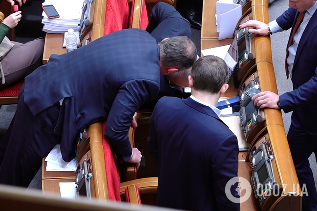 Ломают стулья? Нардепов в Раде засняли за необычным занятием. Видео