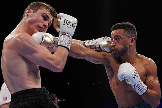 Непобедимый боксер зверским нокаутом повесил соперника на канаты - опубликовано видео