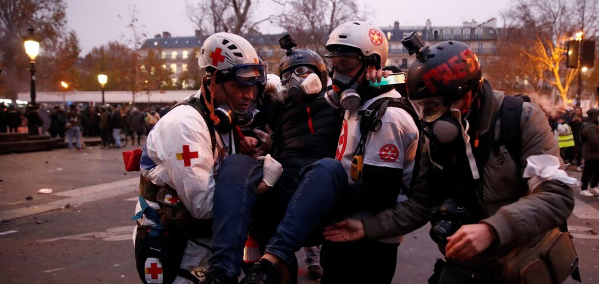 Париж накрыли огненные протесты: есть пострадавшие