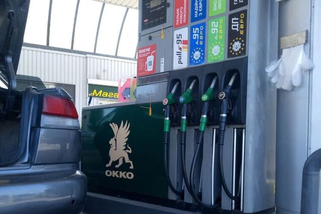 Замість бензину залили дизель: у Миколаєві на ОККО знищили авто Нацполіції