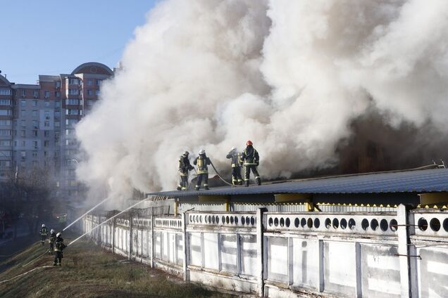 Киеве вспыхнул масштабный пожар возле БЦ