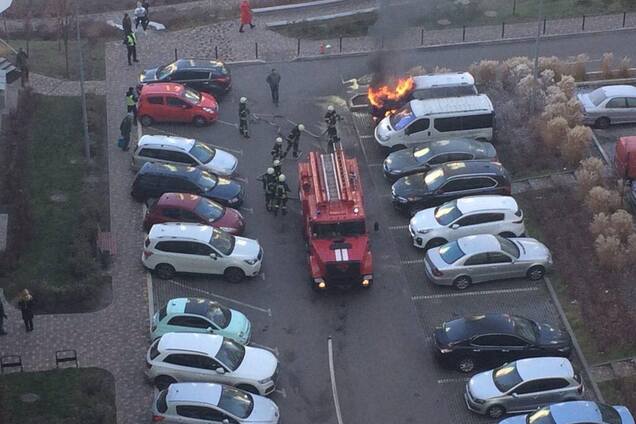 Был в маске: в Киеве на территории элитного ЖК подожгли авто. Фото и видео