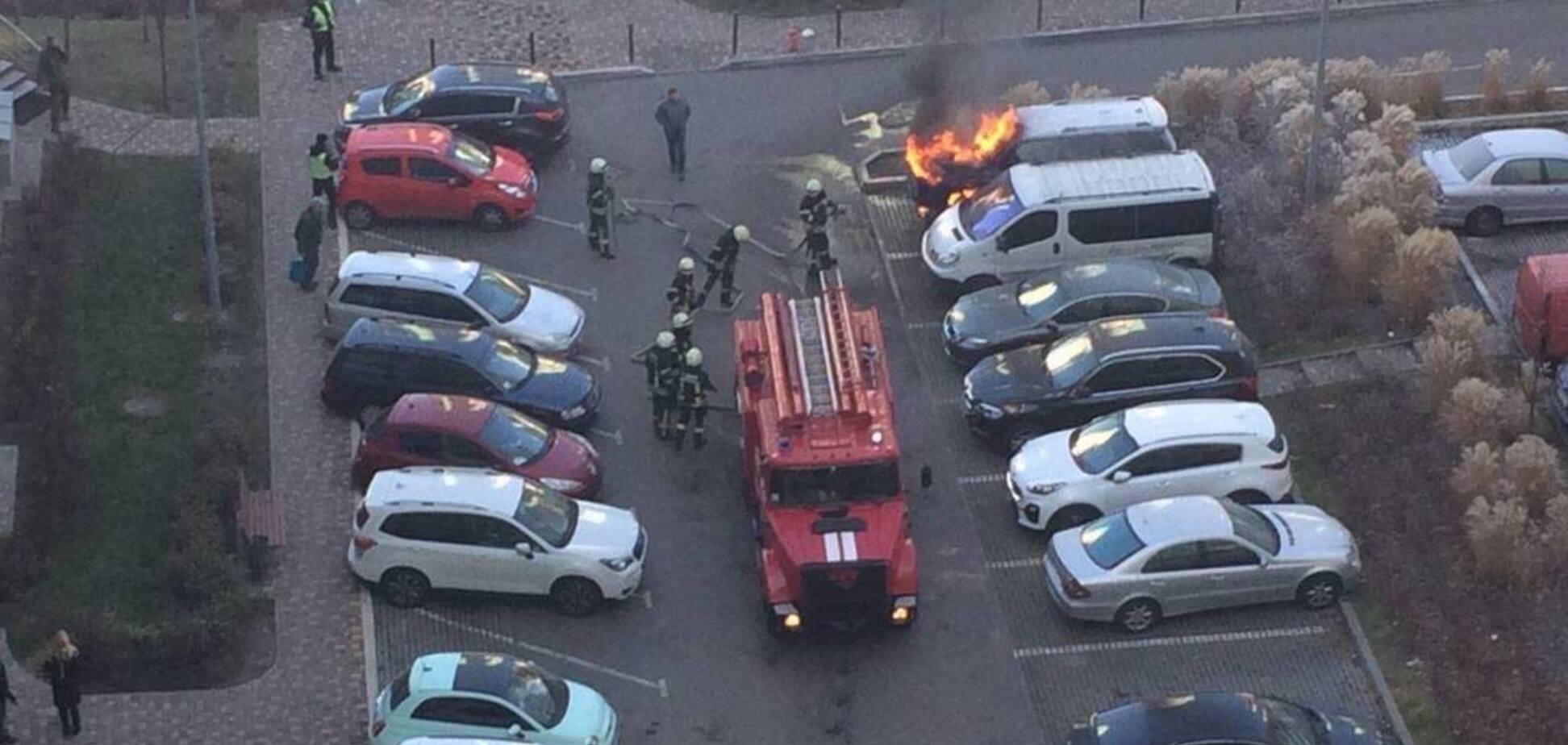 У Києві на території елітного ЖК підпалили авто