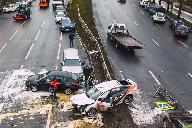 Росіянка взяла авто із салону та розбила 12 машин: епічні фото і відео