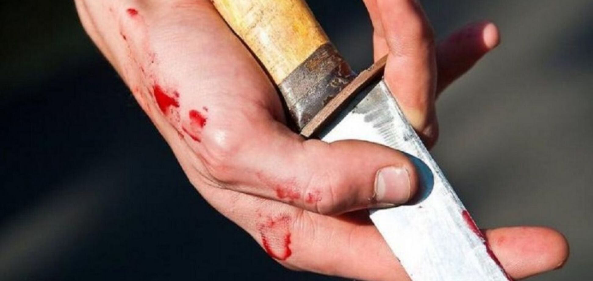 Встромили ножа в груди: в лікарні Дніпра загадково помер чоловік