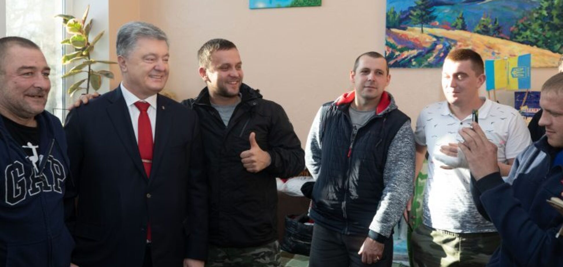 'Мы с вами одной крови!' Порошенко трогательно обратился к раненым бойцам в День ВСУ