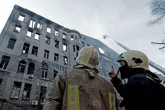 Помер рятувальник, який гасив палаючий коледж в Одесі. Фото