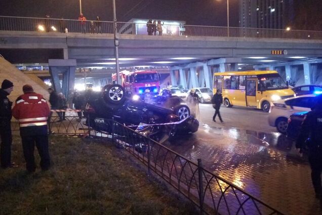 В Киеве на Левобережной авто упало с моста на дорогу 