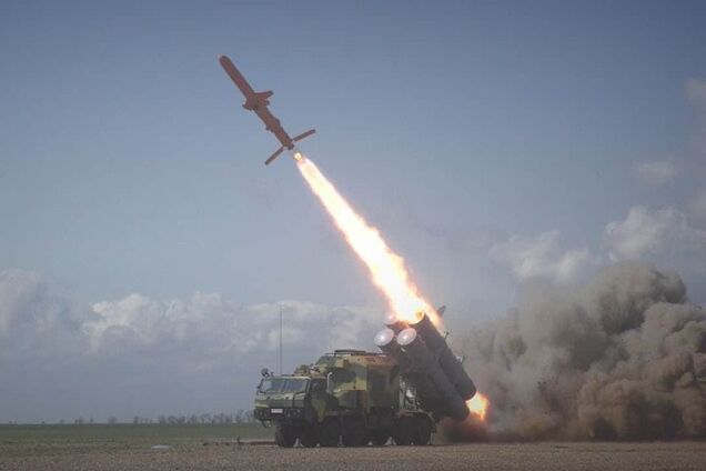 Уникальные кадры: в сети показали полет новой украинской ракеты "Нептун" с истребителями. Видео