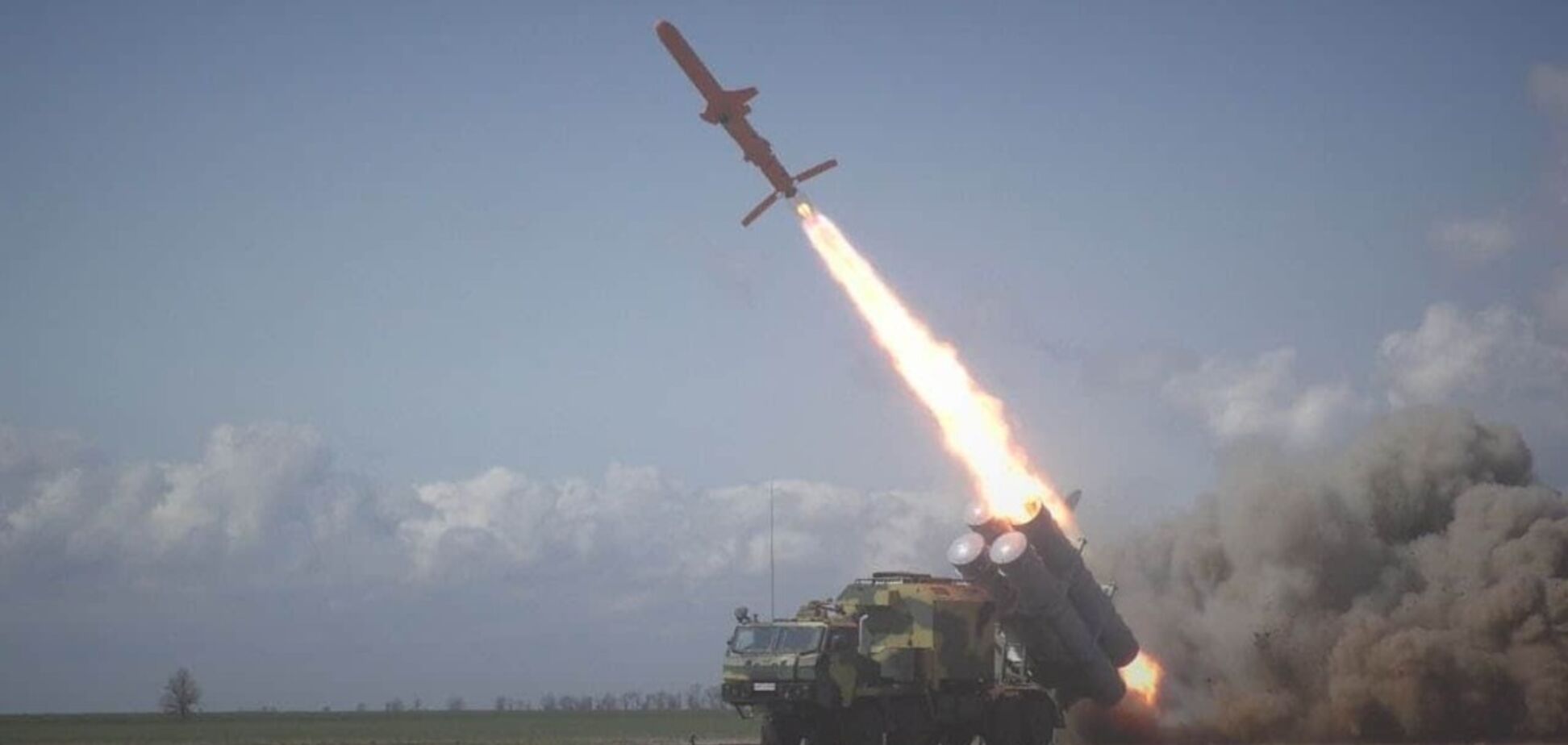 Уникальные кадры: в сети показали полет новой украинской ракеты 'Нептун' с истребителями. Видео