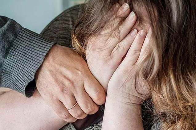 В груди і по голові: в Кривому Розі чоловік побив ексдружину з дітьми