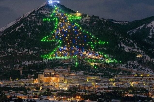 В Італії запалили найбільшу у світі ялинку: чарівні фото й відео