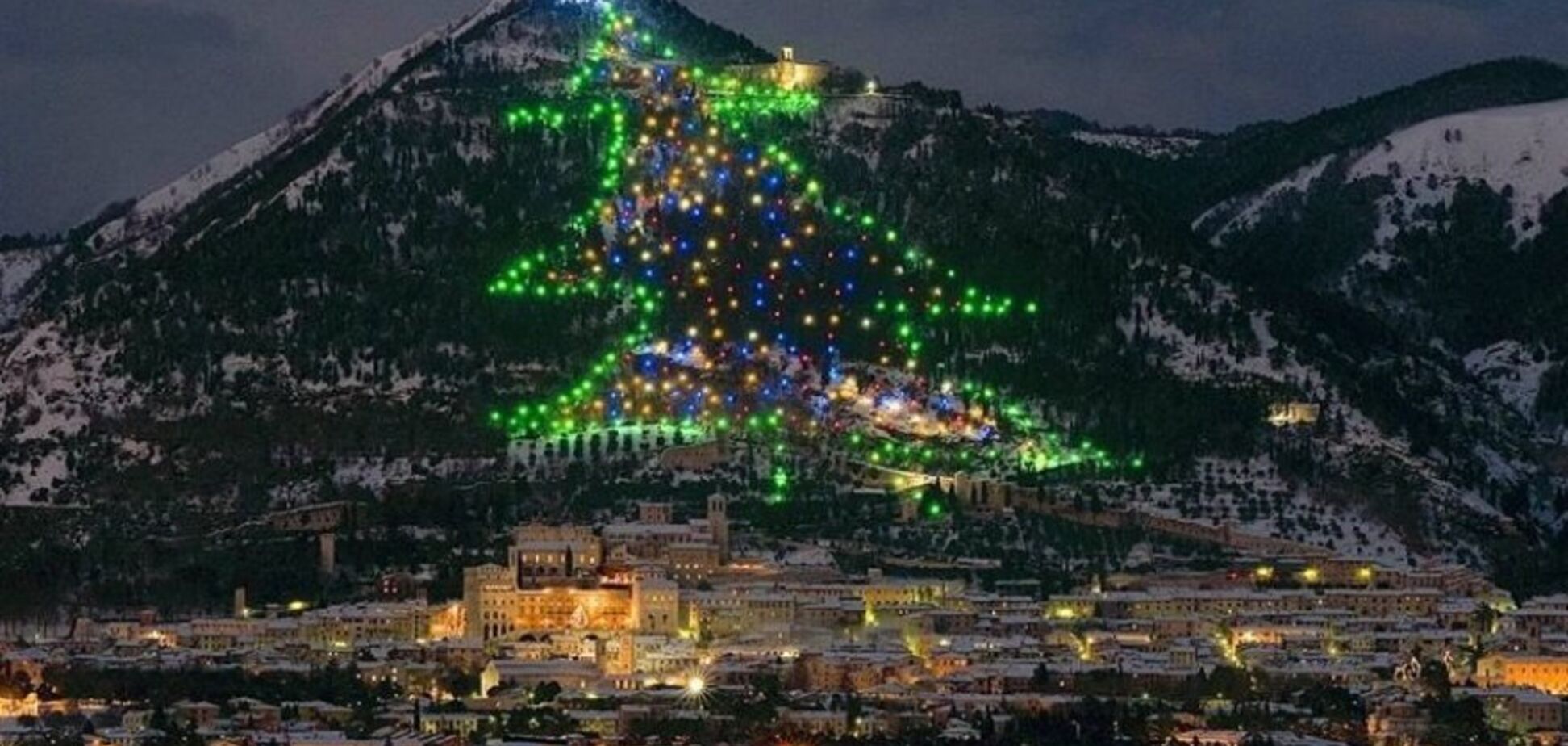 В Италии засверкала самая огромная в мире елка: волшебные фото и видео