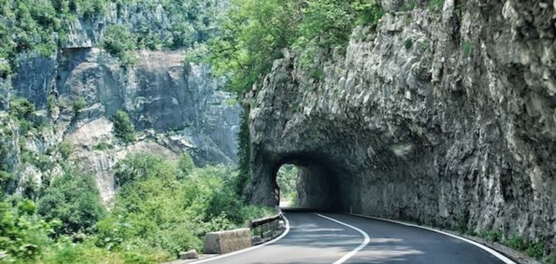 На какой машине лучше ездить в горах: советует сервис аренды авто в Черногории Sitngo