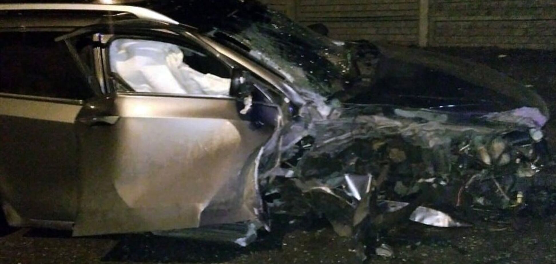 Машина розбита вщент: у Дніпрі легковик на швидкості влетів у стовп