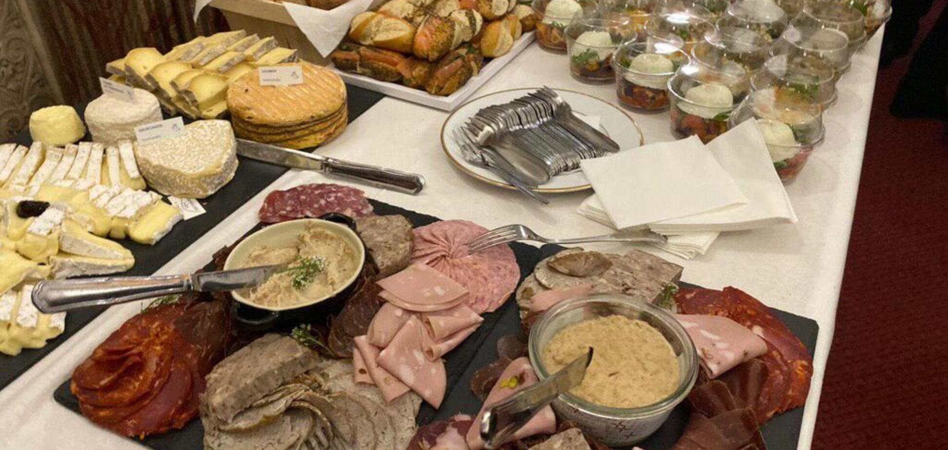 Змели за 15 хвилин: з'явилися фото з фуршету журналістів у Парижі