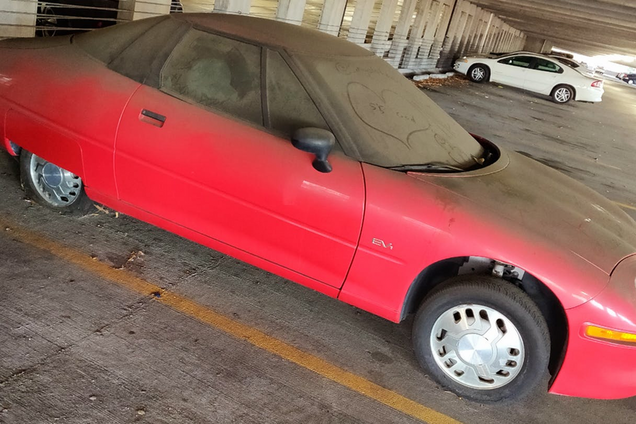 На парковке нашли чудом уцелевший электрокар родом из 1990-х