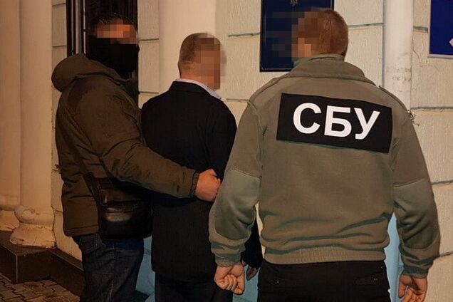 Обещал не создавать препятствий: на Херсонщине поймали на взятке таможенника ГФС