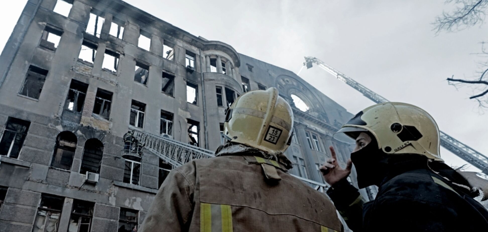 Розбір завалів на місці згорілого коледжу в Одесі