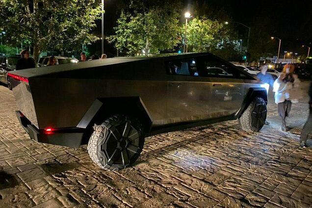 Маск впервые появился за рулем Tesla Cybertruck: уже есть первая 'жертва'