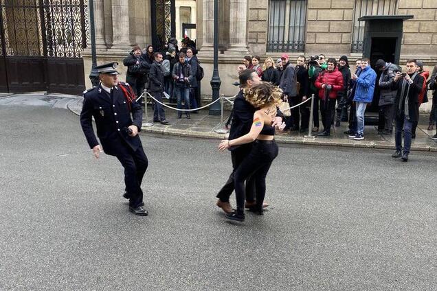 Активистка Femen перед Елисейским дворцом