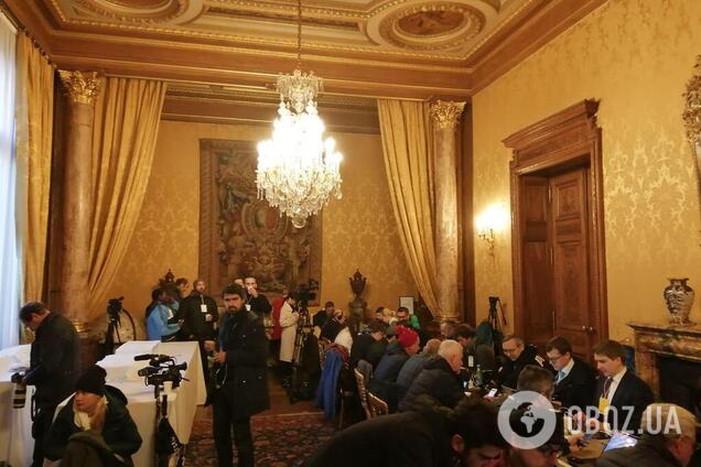 Париж поразил скромным фуршетом на нормандской встрече