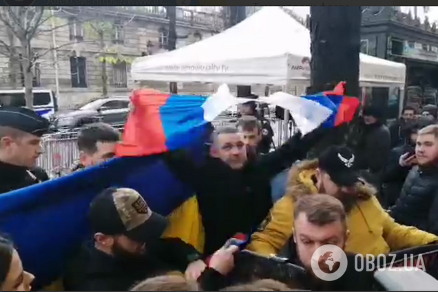 Ветераны порвали флаг России