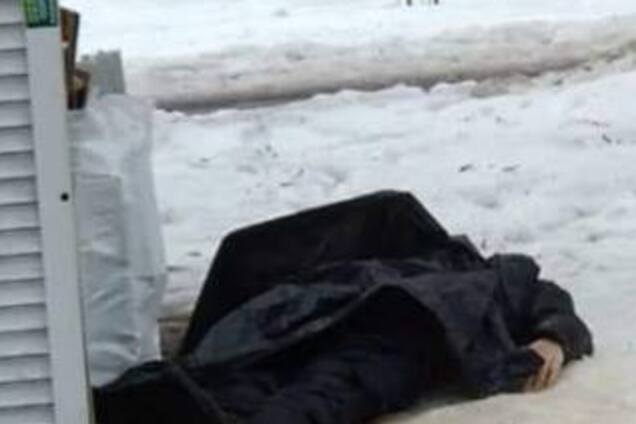 В Киеве посреди улицы обнаружили окровавленный труп: все подробности