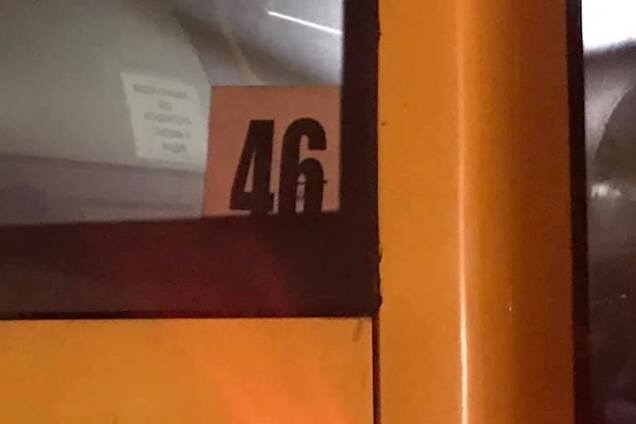 ''Викручував руки, вибив телефон'': у Києві кондуктор тролейбуса напав на пасажирку